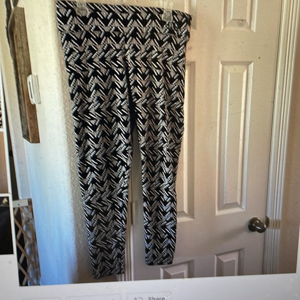 PINK Victoria's Secret Black & White Geometric Leggings L